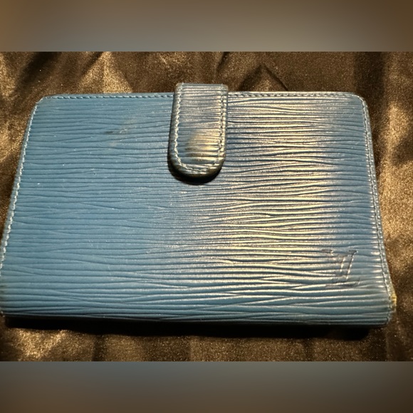 Louis Vuitton Blue EPI wallet. Kisslock coin area Authenticate. View pictures - Picture 9 of 16
